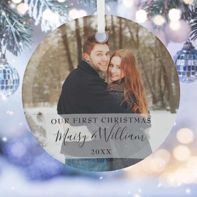 Ornement En Verre Notre première photo de Noël de jeunes mariés (Our First Christmas Newlyweds Photo Glass Ornament)