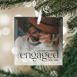 Ornement En Verre Notre première photo personnalisée de Noël<br><div class="desc">Un élégant gardien de votre année fiançailles,  ce bel ornement en verre affiche une photo préférée avec "notre premier fiancé de Noël" recouvert de lettres noires accentuées d'étoiles. Personnalisez avec vos initiales et l'année.</div>