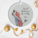 Ornement En Verre Personnalisé Premier Noël M. et Mme Revêtement pho<br><div class="desc">Célébrez votre premier Noël en tant que Monsieur et Madame avec ce magnifique ornement de verre personnalisé. Doté d'une couverture photo spéciale et d'un texte élégant, cet ornement capture la joie de votre première saison de vacances ensemble comme un couple marié. Customisez-le avec vos noms et l'année pour créer un...</div>