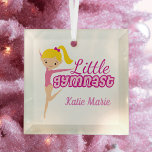 Ornement En Verre Petite Gymnaste mignonne Gymnastique personnalisée<br><div class="desc">Un joli cadeau de gymnastique rose pour votre mignonne petite gymnaste blonde pour Noël. Personnalisez ce cadeau avec le nom de votre enfant. J'adore ma gymnaste de lil.</div>