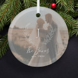 Ornement En Verre Photo couple jeunes mariés nom monogramme élégant<br><div class="desc">Monogramme blanc personnalisé initial et nom avec famille établie année élégante chic style maison de Noël ornement arbre de Noël avec couverture photo.         Un cadeau de conservation moderne pour les jeunes mariés.</div>