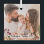 Ornement En Verre Photo de famille de Noël personnalisée moderne Fol<br><div class="desc">Célébrez l'occasion joyeuse de votre premier Noël en famille avec l'Ornement de verre photo personnalisé Notre premier Noël en famille. Ce magnifique ornement personnalisé est le moyen idéal de commémorer cette étape spéciale et de créer un souvenir durable pour votre famille. L'ornement dispose d'une fente photo personnalisable où vous pouvez...</div>