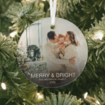 Ornement En Verre Photo de famille moderne Joyeux et brillant<br><div class="desc">A créer votre propre ornement en verre de famille de typographie simple et élégant. un souvenir parfait pour vos voeux de Noël pour garder le moment capturé pour toujours. Ce ornement unique et chic a une élégante typographie exceptionnelle du nom et de l'année de la famille qui sont personnalisables en...</div>