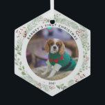 Ornement En Verre Photo de l'animal de compagnie Winter Wreath<br><div class="desc">Décor photo de Noël avec une couronne botanique d'hiver et la photo préférée de votre chien. Personnalisez-le avec son nom et son année. Modifiez le texte et personnalisez-le comme vous le souhaitez.</div>