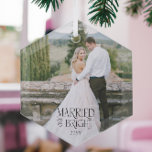 Ornement En Verre Photo de Mariage moderne marié et minimaliste bril<br><div class="desc">Soirée de Noël Marié et brillant avec photo mariage et option d'inclure l'année. Simple,  minimaliste et efficace avec une typographie nostalgique vintage et une photo de fond du nouveau couple marié. D'autres idées peuvent être trouvées dans ma collection d'idées cadeaux de Noël pour les nouveaux mariés.</div>