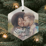 Ornement En Verre Photo fiançailles Elle A Dit Oui ! Proposition de<br><div class="desc">Célébrez une joyeuse proposition de Noël et fiançailles avec un ornement photo hexagone personnalisé. Les images et tout le texte de ce modèle sont simples à personnaliser, y compris le libellé qui dit "Il a posé la question ... elle a dit oui!" (CONSEIL EN MATIÈRE DE PLACEMENT DE L'IMAGE :...</div>