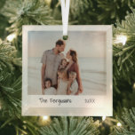 Ornement En Verre Photo minimaliste Simple Moderne<br><div class="desc">Style minimaliste ornement de Noël avec un design simple avec une photo de votre famille avec votre nom de famille et l'année dans un script d'écriture. Cet ornement de vacances moderne et élégant fait un grand cadeau pour les proches.</div>