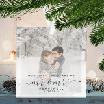 Ornement En Verre Premier Marié Noël Custom Photo Script gris<br><div class="desc">Commémorez le premier Noël de votre mariage avec ce magnifique ornement de gardiens moderne. Le texte gris fusain dit "Notre premier Noël en tant que Monsieur et Madame", avec les mots "Monsieur et Madame" dans un élégant script manuscrit avec des fioritures avant et après. Remplacez l'exemple d'image par votre photo...</div>