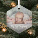 Ornement En Verre Premier Noël du bébé Simple 1 Photo Blanc Script<br><div class="desc">Célébrez les joies simples de votre nouveau membre de la famille avec une photo personnalisée "My First Christmas" en forme d'hexagone ornement en verre. Le design neutre est adapté pour un nouveau bébé garçon ou une nouvelle fille. Image et toute la formulation de ce modèle sont simples à personnaliser. Le...</div>