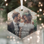 Ornement En Verre Premier Noël en tant que Mr & Mrs ∙ Simple Photo H<br><div class="desc">Célébrez un 1er jour férié joyeux en couple marié avec une photo personnalisée "Notre premier Noël en tant que Monsieur. & Mme" ornement en forme d'hexagone. Image et toute la formulation de ce modèle sont simples à personnaliser. (CONSEIL EN MATIÈRE DE PLACEMENT D'IMAGE : Une façon simple de centrer une...</div>