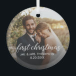 Ornement En Verre Premier Noël MARIÉ script mariage Photo<br><div class="desc">Célébrez votre premier Noël en couple marié avec ce vêtement de vacances photo personnalisé. Personnalisez-le avec votre photo mariage préférée, votre date et vos noms pour créer un souvenir chéri pour votre arbre. Cet ornement est une belle façon de commémorer votre jalon spécial et sera un souvenir précieux pour les...</div>