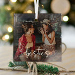 Ornement En Verre Script Bestie photo Keepsaké cadeau<br><div class="desc">Le design est composé d'une typographie ludique et élégante avec script et sans police. Customisez simplement le nom,  l'année et téléchargez une photo préférée de vous et de votre bestie!</div>