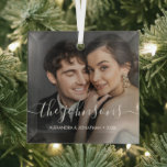 Ornement En Verre Script de nom minimaliste élégant Couple Photo Noë<br><div class="desc">Célébrez vos premières vacances avec l'élégante Minuscule Nom Script Couple Photo Christmas Ornement. Ce design minimaliste présente un script élégant pour vos noms, jumelé à une photo de couple spéciale. Parfait pour garder votre arbre ou un cadeau de vacances réfléchi, personnalisez avec vos noms, photo et année pour créer un...</div>