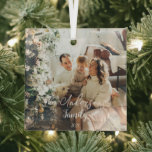 Ornement En Verre Simple cadre Elégante typographie de famille Photo<br><div class="desc">Une création de votre propre ornement de famille de typographie simple et élégant. un souvenir parfait pour vos voeux de Noël pour garder le moment capturé pour toujours. Cette décoration unique et chic a une élégante typographie exceptionnelle du nom et de l'année de la famille qui sont personnalisables en cliquant...</div>