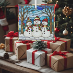 Ornement En Verre Snowman Famille Faux Verre de retenue<br><div class="desc">Ajoutez un joyeux charme d'hiver à votre arbre avec ce décor en faux vitrail de la famille Snowman. Ce design numériquement édité d'AI présente une adorable famille de bonhomme de neige entourée de riches tons de bijoux, créant le beau look de l'art traditionnel en vitrail. Parfait pour apporter une chaleur...</div>
