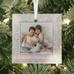 Ornement En Verre Statistiques de naissance bébé Flocon de neige Pho<br><div class="desc">Naissance bébé stats ornement photo avec délicats flocons de neige blancs sur un arrière - plan de lavande douce. Le modèle photo est prêt pour vous à ajouter votre photo bébé, encadrée avec vos statistiques de naissance. Si vous rencontrez des problèmes de placement, essayez de recadrer votre photo sur un...</div>