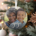 Ornement En Verre Superposition de script Gigi Grandma<br><div class="desc">Créez un cadeau sucré pour une grand-mère spéciale avec ce magnifique ornement personnalisé. "Gigi" apparaît comme un élégant script blanc superposé sur votre photo préférée de grand-mère et de son petit-enfant ou de ses petits-enfants.</div>