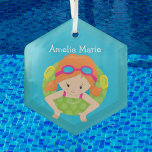 Ornement En Verre Swim Team Redhead Girl mignonne nageuse personnali<br><div class="desc">Baigneuse mignonne avec des pigeons à tête rouge dans un tube intérieur flottant sur un joli arrière - plan d'eau bleu. Customisé avec le nom de votre petite fille en rose vif. Un grand cadeau pour une personne en équipe de natation ou qui aime la piscine en été. Photo prettygrafik.com...</div>