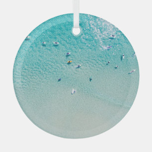 Ornement En Verre Vue aérienne des surfeurs, océan clair.