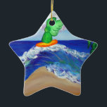 Ornement Étoile En Céramique Angel de surf Raphael équitation Guérison Ornament<br><div class="desc">Le tableau est d'un ange vert sur une planche de surf orange attrapant une vague. Un soleil brille dans l'arrière - plan et un palmier coule doucement sur la plage. La vague se prépare à s'écraser sur la plage en lissant la surface sablonneuse. L'ange vert rend hommage à l'Archangel Raphael...</div>