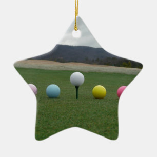 Ornement Étoile En Céramique Ballons de golf aux couleurs vives sur une montagn