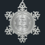 Ornement Flocon De Neige 25ème anniversaire de mariage de diamants élégants<br><div class="desc">L'élégance opulente encadre cette 25ème conception d'anniversaire de mariage dans une conception crantée unique de diamant avec le diamant central de larme avec les diamants en forme de coeur de faux et le faux supplémentaire miroite sur un gradient d'argent-ton. Veuillez noter que tous les embellissements sont imprimés et sont seulement...</div>