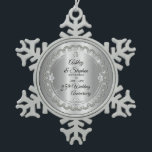 Ornement Flocon De Neige 25ème anniversaire de mariage de diamants élégants<br><div class="desc">L'élégance opulente encadre cette 25ème conception d'anniversaire de mariage dans une conception crantée unique de diamant avec le diamant central de larme avec les diamants en forme de coeur de faux et le faux supplémentaire miroite sur un gradient d'argent-ton. Veuillez noter que tous les embellissements sont imprimés et sont seulement...</div>