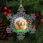 Ornement Flocon De Neige Argent Empreintes de pattes animaux domestiques Gr<br><div class="desc">Cet élégant ornement personnalisé peut être personnalisé avec une photo mignonne de votre chien de compagnie (ou chat) et leur prénom. Comprend une couleur arrière - plan noire douce avec une bande monogramme verte et un motif empreinte de patte argent. Fait un cadeau de Noël unique pour les amoureux de...</div>