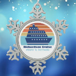 Ornement Flocon De Neige Bateau de croisière sur mesure Coucher de soleil F<br><div class="desc">Un bateau de croisière sur mesure cool ornement de Noël pour votre réunion de famille ou votre escapade de printemps aux Bermudes,  aux Bahamas ou aux Caraïbes. Customisez cette jolie tenue avec votre nom de famille et votre destination ou année.</div>