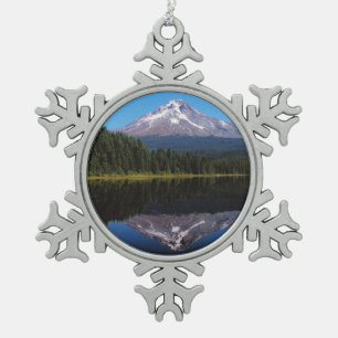 Ornement Flocon De Neige Capot de bâti reflété dans le lac