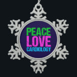 Ornement Flocon De Neige Cardiologie d'amour de paix<br><div class="desc">Un cadeau mignon de cardiologue pour un médecin ou un chirurgien de coeur qui travaille avec les patients qui ont besoin d'angioplastie ou d'autres traitements cardiaques.</div>