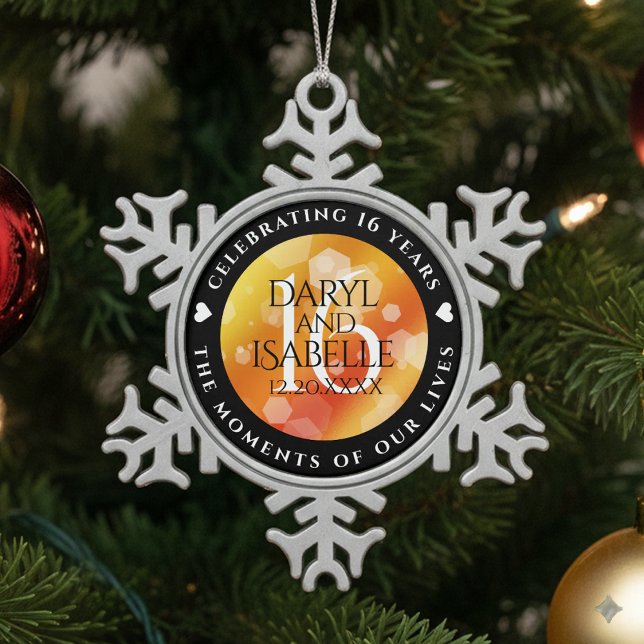 Ornement Flocon De Neige Célébration du 16e anniversaire de mariage Topaze  (16th Golden Topaz Wedding Anniversary Snowflake Pewter Ornament Cover Photo)