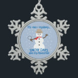 Ornement Flocon De Neige C'est NOw Mystery Detective Snowman<br><div class="desc">Jour de la neige ! ! Il y a des souvenirs spéciaux d'écouter la radio lors d'une journée de tempête d'hiver dans l'espoir d'entendre notre système scolaire parmi la liste des fermetures. Quand il a été finalement annoncé, une joyeuse joie a sonné à travers la maison alors que nous nous...</div>