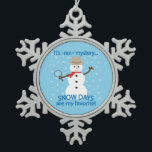 Ornement Flocon De Neige C'est NOw Mystery Detective Snowman Blue<br><div class="desc">Jour de la neige ! ! Il y a des souvenirs spéciaux d'écouter la radio lors d'une journée de tempête d'hiver dans l'espoir d'entendre notre système scolaire parmi la liste des fermetures. Quand il a été finalement annoncé, une joyeuse joie a sonné à travers la maison alors que nous nous...</div>