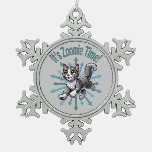 Ornement Flocon De Neige C'est un chat gris bicolore nommé Zoomie Time