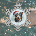 Ornement Flocon De Neige Chien de bétail australien Santa Hat Monogramme No<br><div class="desc">Célébrez les "Joyeux Pawlidays" avec notre chien de bétail australien Santa Hat Monogramme Nom Année Flambeau de neige Ornement de Noël de l'égout ! 🎄 🐾 Cet ornement présente un design élégant et moderne qui présente une image réaliste d'un chien de bétail australien noir, brun et blanc (connu sous le...</div>