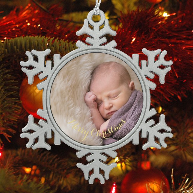 Ornement Flocon De Neige Créer Photo personnalisée Gold Texte du bébé Premi (Create Personalized Photo Gold Text Baby's First Snowflake Pewter Christmas Ornament)