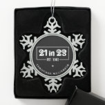 Ornement Flocon De Neige Custom 21st Birthday Cadeau 21 en 23 Est 2002<br><div class="desc">Custom 21st Birthday Celebration 21 in 23 Est 2002 Cadeaux d'anniversaire!</div>