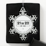 Ornement Flocon De Neige Custom 21st Birthday Cadeau 21 en 23 Est 2002<br><div class="desc">Custom 21st Birthday Celebration 21 in 23 Est 2002 Cadeaux d'anniversaire!</div>