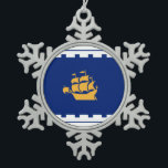 Ornement Flocon De Neige Drapeau de Québec<br><div class="desc">Ornement de Noël avec le drapeau de Québec,  la capitale du Québec,  Canada. Un drapeau bleu avec un contour blanc et un navire jaune au centre</div>