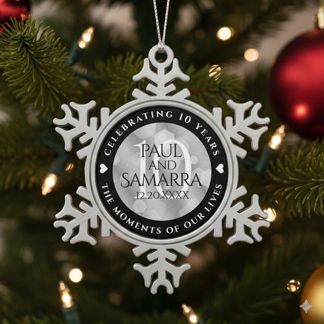 Ornement Flocon De Neige Élégante fête du 10e anniversaire du Mariage de Ti (10th Tin Wedding Anniversary Snowflake Pewter Ornament Cover Photo)