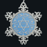 Ornement Flocon De Neige ÉTOILE DE DAVID bleue Hanoukka d'élégance argentée<br><div class="desc">Belle conception de rouleau en argent au-dessus d'un arrière - plan bleu de gradient.  Une étoile de David décore le centre,  avec l'année juive à l'intérieur.  Customisez ou enlevez l'année.</div>