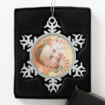 Ornement Flocon De Neige Fille Personnalisée Florale Fils Petit-Enfant Phot<br><div class="desc">Célébrez la joie de la famille pendant la saison des Fêtes avec notre Fille Fille Fille Fils Petit-Enfant Photo Flacon de neige Ornement de Noël de l'égout. Cet ornement magnifiquement artisanal présente un design élégant de flocs de neige orné d'accents floraux, ce qui en fait un complément parfait à votre...</div>