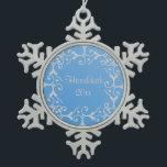 Ornement Flocon De Neige Flocon de neige bleu de Hanoukka d'élégance<br><div class="desc">Belle conception de rouleau en argent au-dessus d'un arrière - plan bleu de gradient.  Customisez l'année.</div>