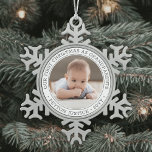 Ornement Flocon De Neige Grand-parents 1er Noël Baby Photo Moderne<br><div class="desc">Célébrez le cadeau précieux de votre nouveau membre de la famille avec un élégant ornement photo en flocon rond "Our First Christmas as Grand-parents" en métal. Le design neutre pour le genre convient à un nouveau bébé garçon ou petite-fille. Image et tout le texte sur ce modèle sont simples à...</div>