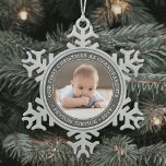 Ornement Flocon De Neige Grand-parents 1er Noël Bébé Photo Gris & Blanc<br><div class="desc">Célébrez le cadeau précieux de votre nouveau membre de la famille avec un élégant ornement photo en flocon rond "Our First Christmas as Grand-parents" en métal. Le design neutre pour le genre convient à un nouveau bébé garçon ou petite-fille. Image et tout le texte sur ce modèle sont simples à...</div>