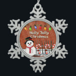 Ornement Flocon De Neige Holly Jolly Snowman<br><div class="desc">Disponible dans les produits de boulangerie, les ornements, jeter la couverture, ouvre-bouteille, lumière de nuit, plateau de gâteau, serviettes, marque - verre, plateau de service, étiquettes de adresse, étiquettes de nom, toppers de gâteau, cartes postales, affiches, écharpes de cou, planche à découper, panneau de cour, prospectus, dessous de verre, magnets,...</div>