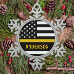 Ornement Flocon De Neige Indicateur de ligne d'or mince personnalisé US 911<br><div class="desc">Mince ornement Gold Line pour les régulateurs 911 et les régulateurs de police. Personnalisez cet ornement du répartiteur avec le nom et l'année. Ce cadeau personnalisé de répartiteur est parfait pour l'appréciation du répartiteur de police, le répartiteur 911 vous remercie des cadeaux, et les cadeaux de retraite du répartiteur ou...</div>