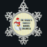 Ornement Flocon De Neige Ingénieur minier le plus froid Snowman<br><div class="desc">Un bonhomme de neige tenant une pelle portant un foulard et un casquette avec Le texte le plus cool de l'ingénieur minier du monde est un drôle de design cadeau pour les étudiants de collège et les ingénieurs professionnels.</div>