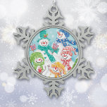 Ornement Flocon De Neige Joyeux Noël rétro Snowman<br><div class="desc">Les cinq bonhommes de neige, habillés de couleurs vives et souriants, dans ce décor festif de vacances semblent plutôt heureux... et pourquoi pas ? Ça approche Noël, et le ciel est rempli de flocons blancs ! Cette délicieuse image rétro est colorée, lumineuse et amusante. Les casquettes et écharpes en bleu,...</div>